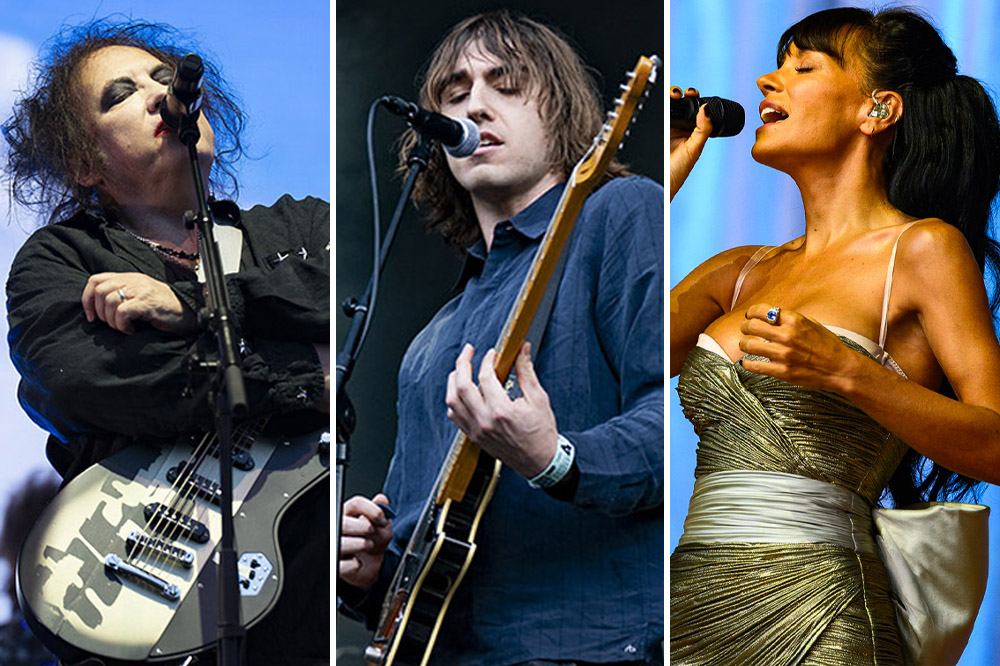 Tres músicos actuando en el escenario del festival: a la izquierda una persona cantando con guitarra eléctrica contra un fondo azul, en el centro un músico tocando guitarra acústica, y a la derecha una cantante con micrófono vistiendo un top dorado.