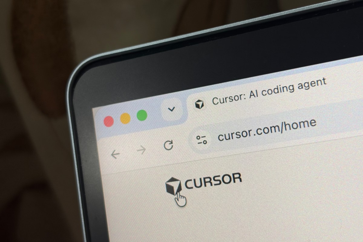 Pantalla de computadora mostrando la página de inicio del sitio web cursor.com en un navegador web.