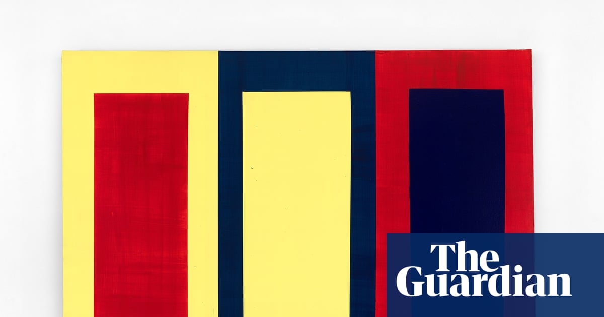 Pintura abstracta geométrica con tres paneles verticales que alternan bloques de color amarillo brillante, rojo intenso y azul marino oscuro.