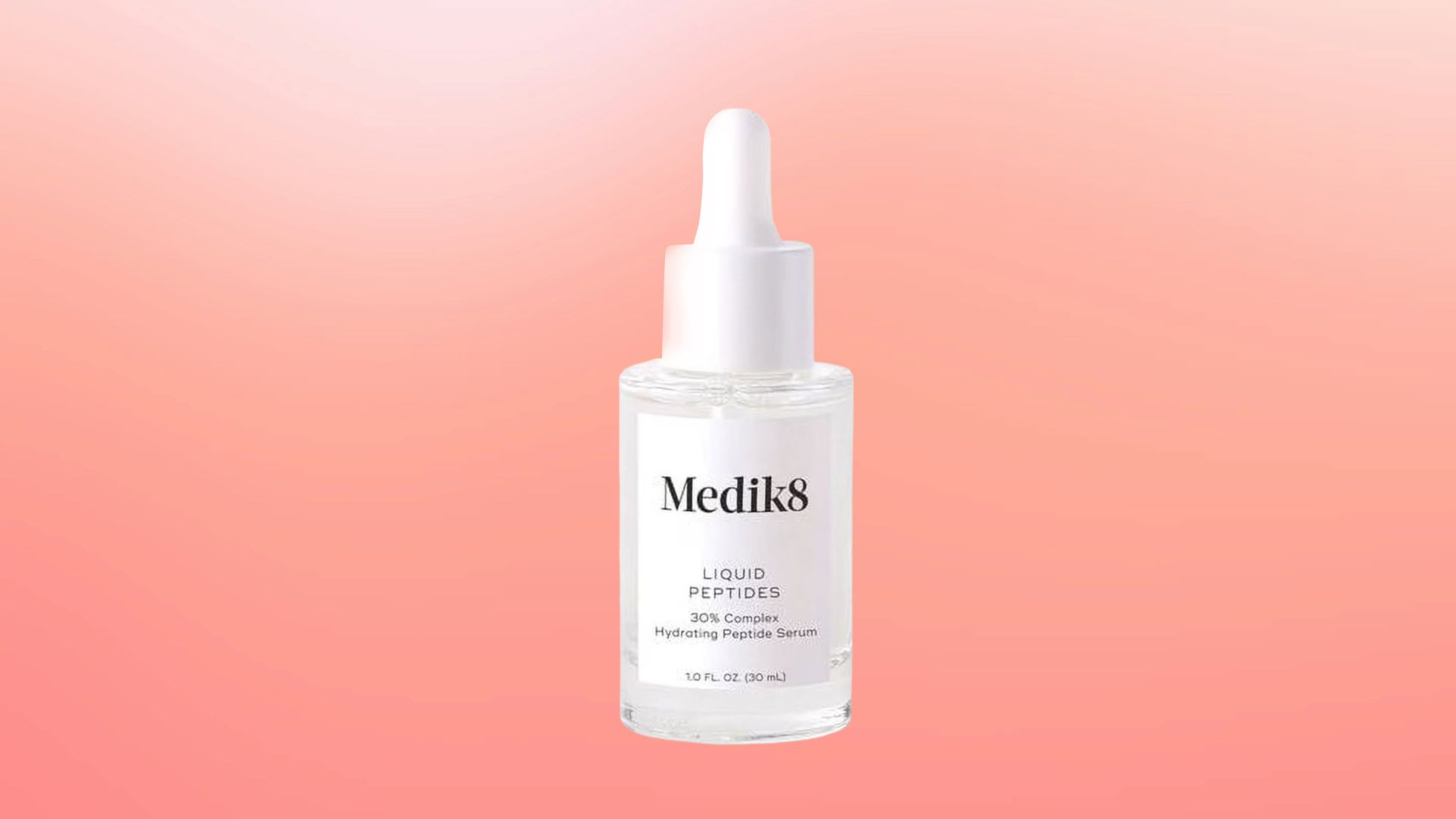 Una botella de vidrio clara con gotero blanco que contiene serum transparente, etiquetada como "Medik8 Liquid Peptides" sobre un fondo de color rosa pastel.