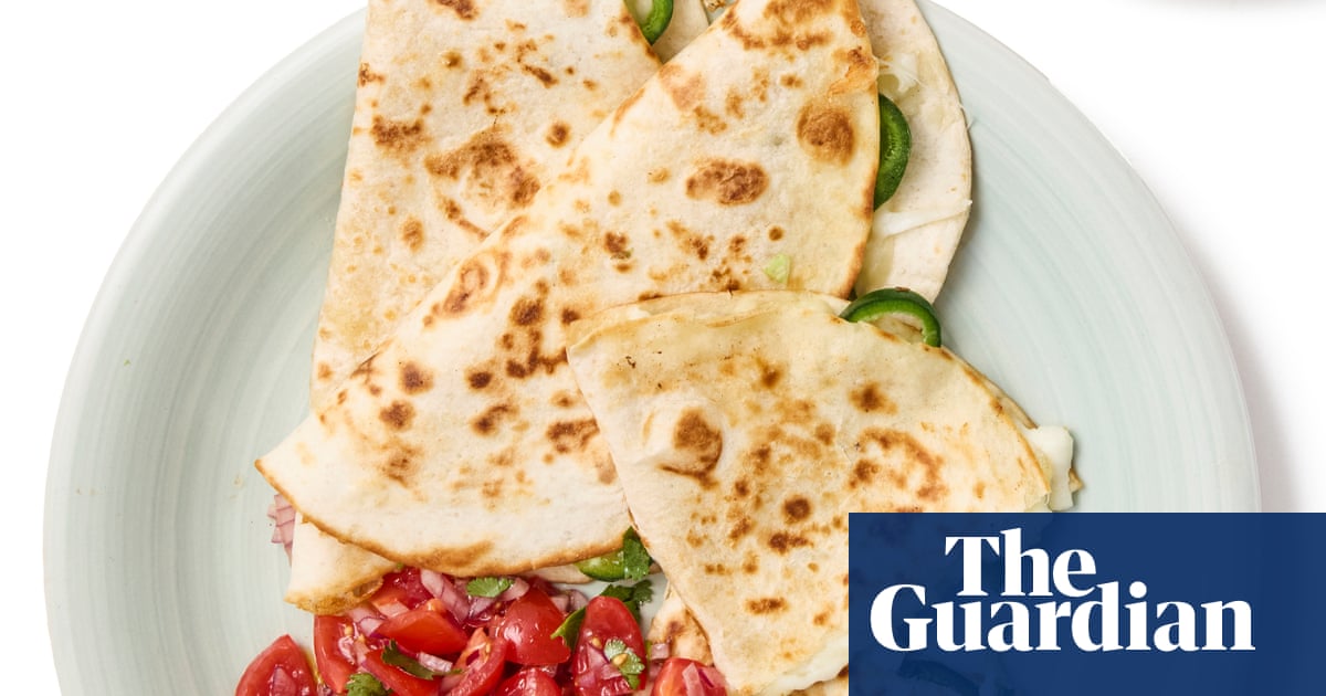 Un plato blanco con tres quesadillas dobladas que muestran queso derretido, rodajas de chile verde y salsa roja de pico de gallo.