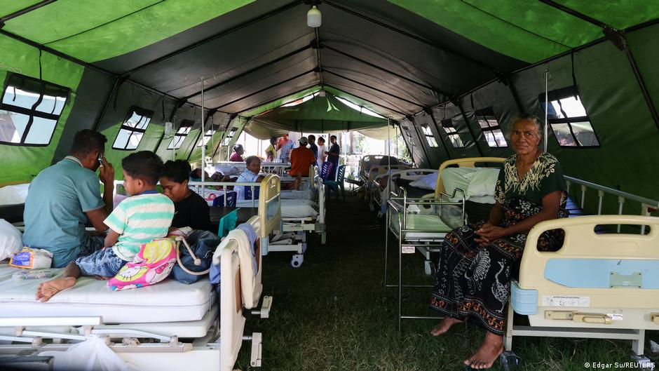 Interior de una carpa médica de emergencia con múltiples camas hospitalarias donde se atiende a pacientes, incluyendo adultos y niños, tras el terremoto en Flores.