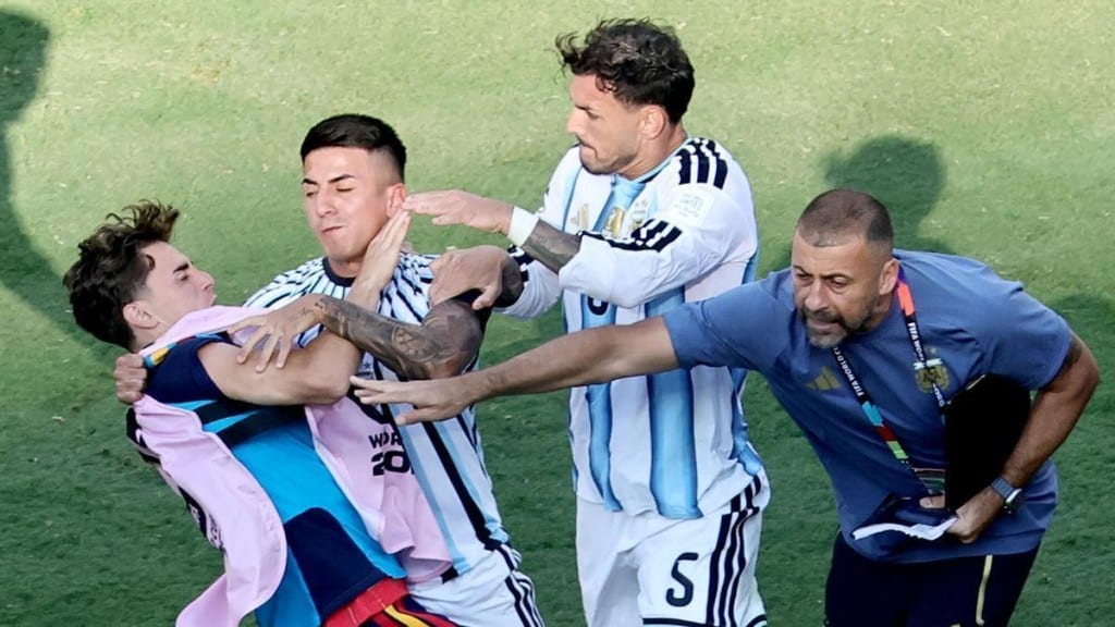 A player in Barcelona colours faces off against an Argentine player while other men intervene in the scene.