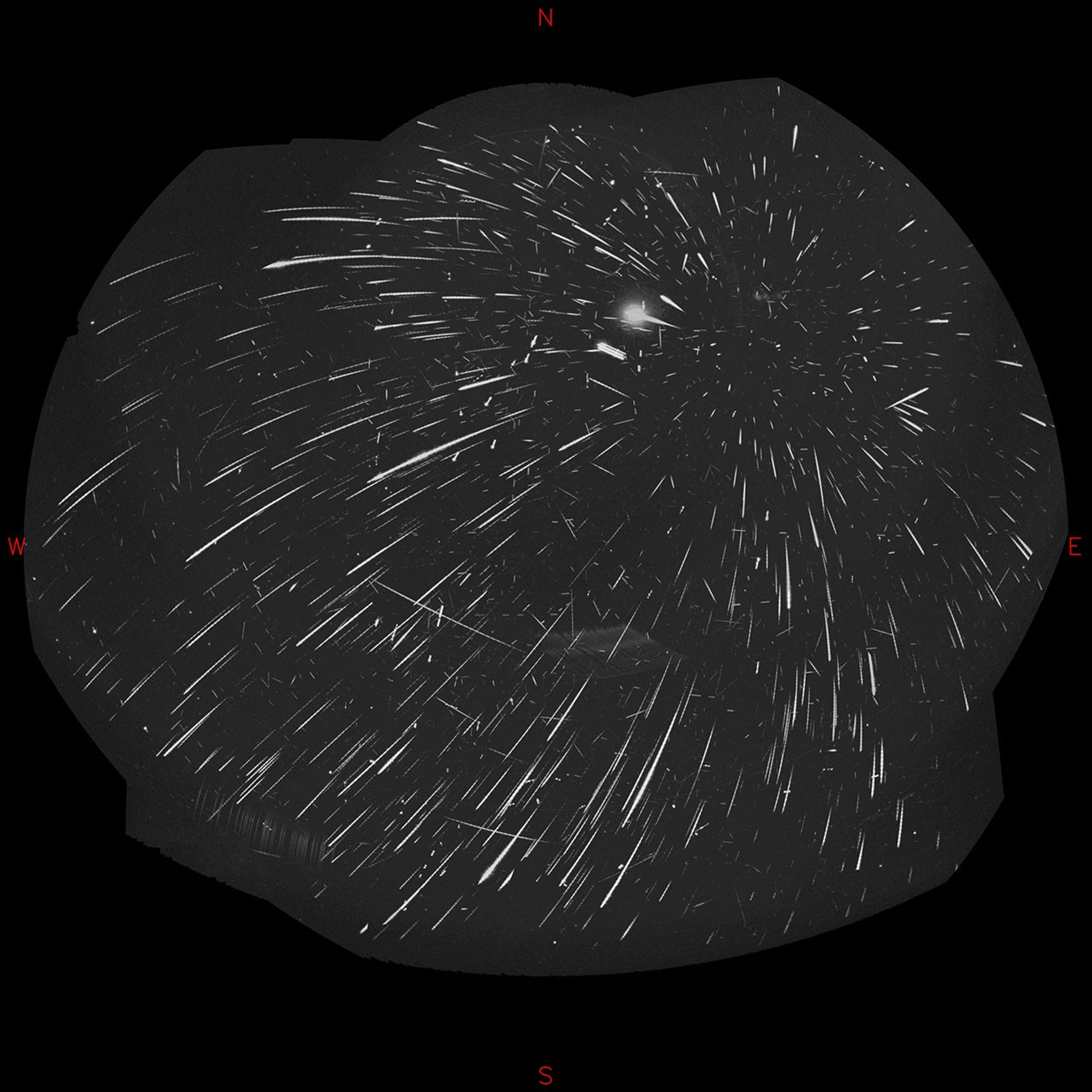 Lluvia de Perseidas domina el cielo nocturno de agosto