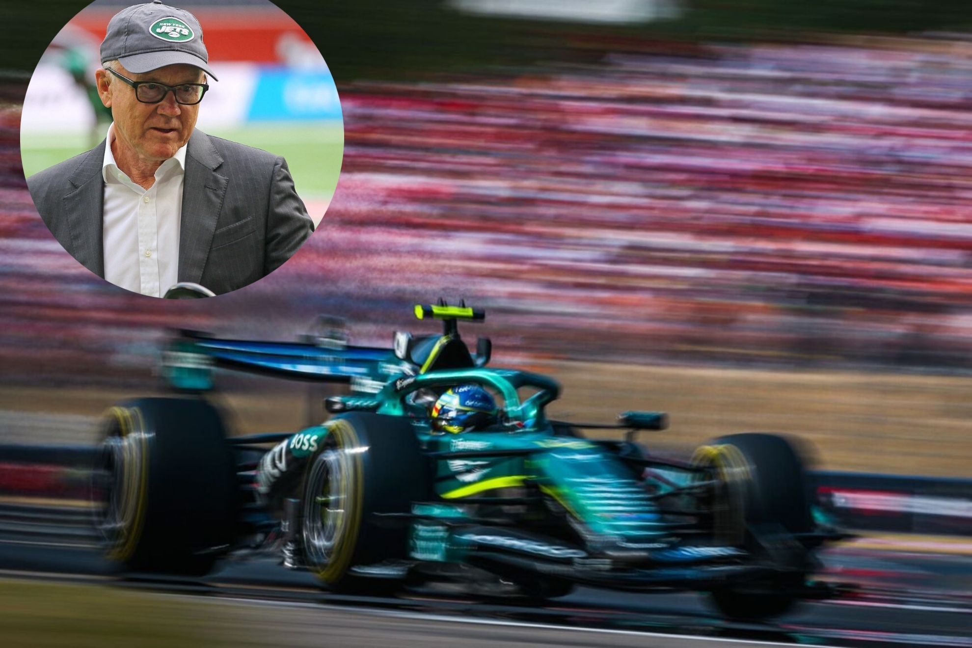 Un hombre mayor con gafas y gorra de los Jets de Nueva York aparece en un círculo superpuesto sobre una imagen de un automóvil de Fórmula 1 color turquesa en movimiento en una pista de carreras.
